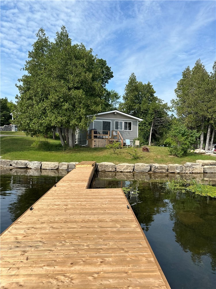 Tranquil Escape Cottage on Black Lake between Perth and Westport, Close to Ottawa and Kingston
