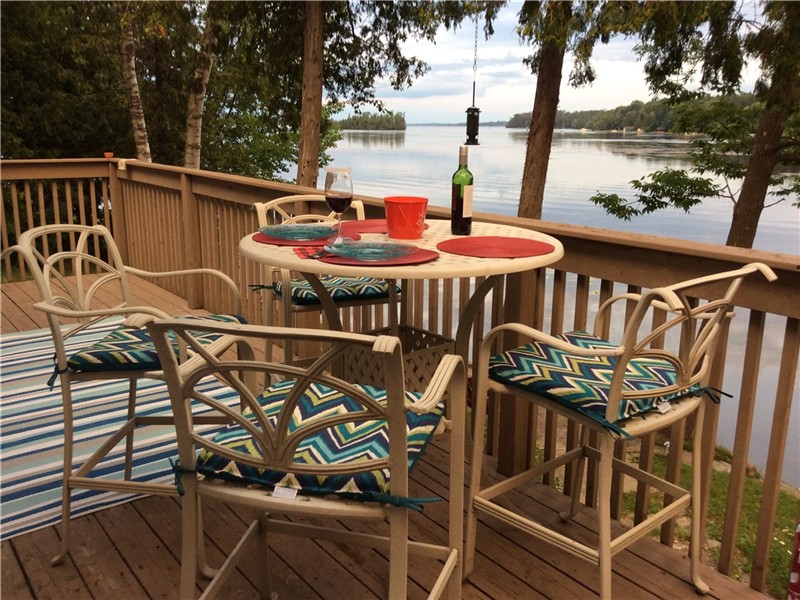 Fife Bay Getaway on Lake Chemong with Lakeside Firepit, Kayaks and Al Fresco Dining