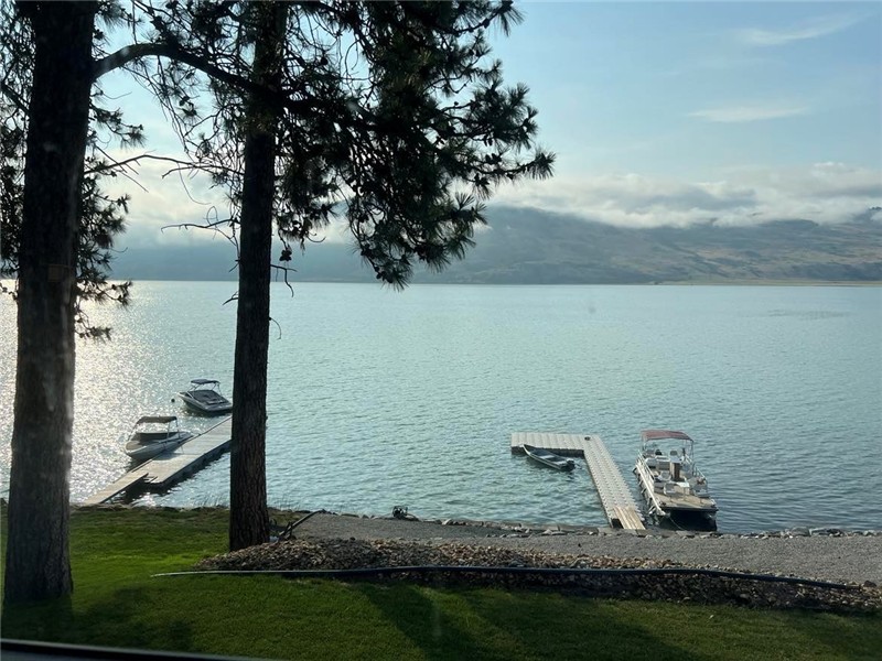 Okanagan lakefront Oasis-Private Dock & Stunning Views