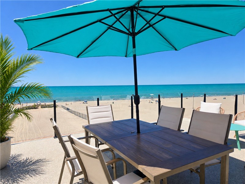 Beachfront Grand Bend - Scoots Beach Shack 5BR Condo with access to private beach