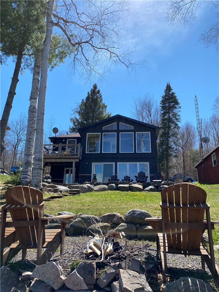 Muskoka Cottage on Skeleton Lake - Crystal Clear Water and hard packed sand for family enjoyment