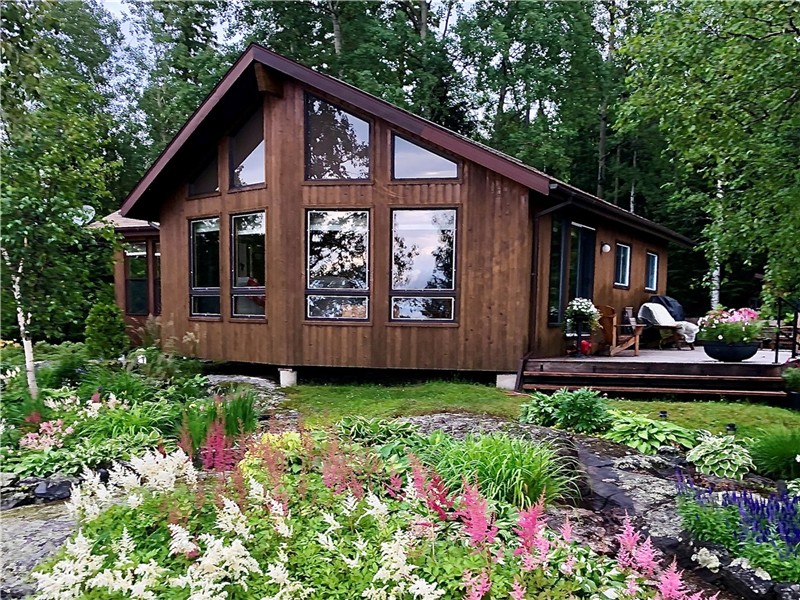 Ce chalet en cèdre accessible uniquement par bateau dans le Nord de l'Ontario, est seulement $219K