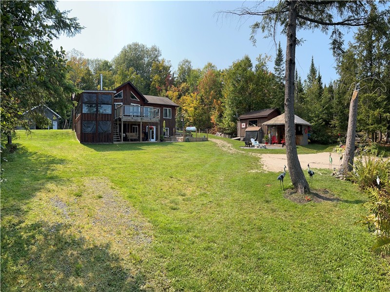 Tiki Paradise Lakefront Cottage