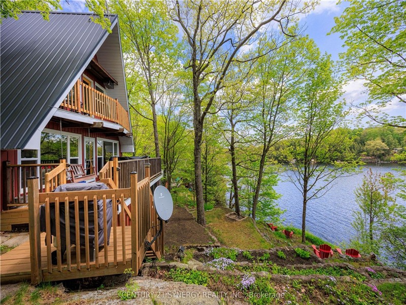 Stunning Waterfront Chalet on Bob's Lake | Deep Water + Breathtaking Views