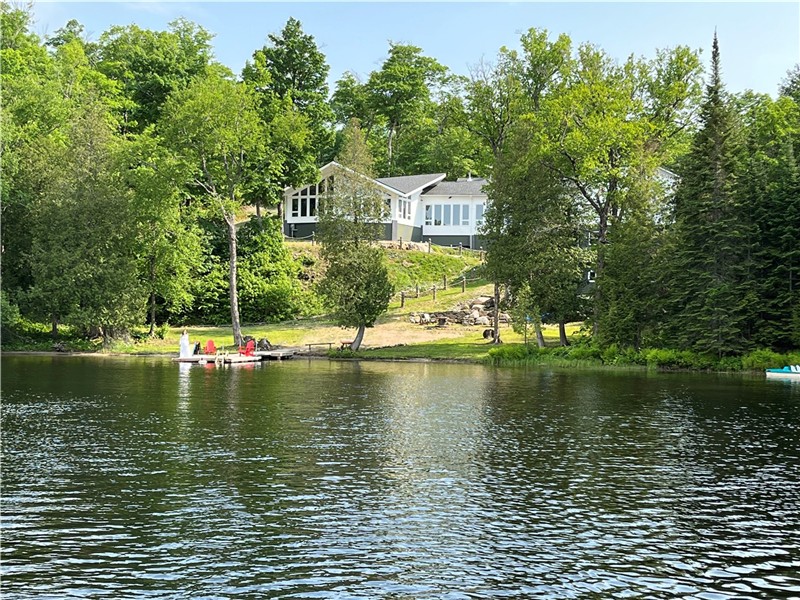 Spring Lake Manor: 9,000 Sq Ft Luxury Estate, 9BR, Private Sandy Beach, 3 hrs. north of Toronto