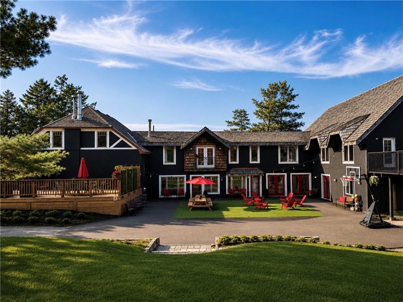 Clearview Ranch - Large Group Cottage Rental with Indoor Pool close to Wasaga Beach & Collingwood