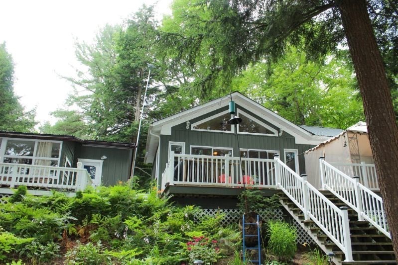 Peaceful Muskoka Waterfront Retreat on Medora Lake | Two Small Cottage