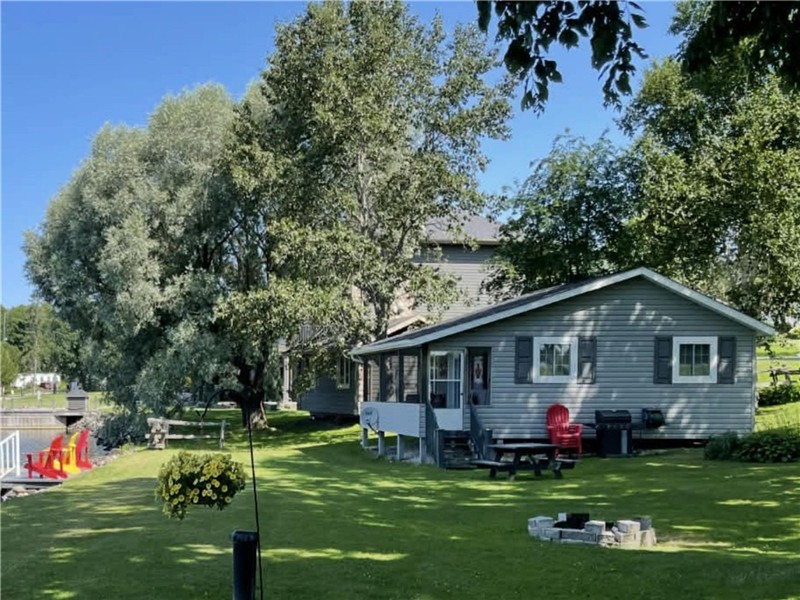 Sunset Lakeside Escape on Beautiful Wilson Lake in Port Loring
