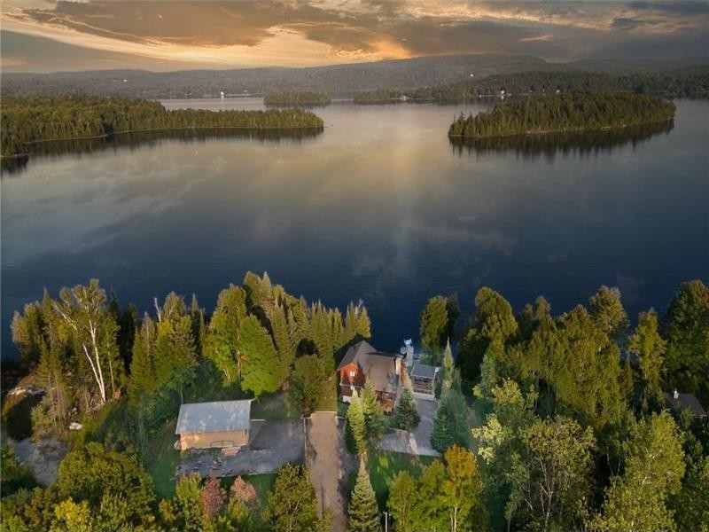 Charming waterfront Log Chalet, Private Dock & Hot Tub