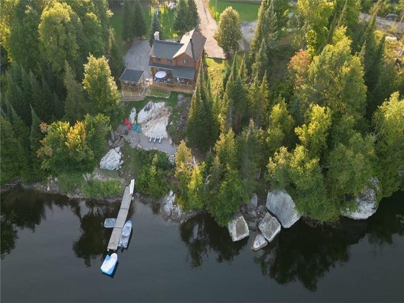 Charmant chalet en bois rond au bord de l'eau, quai privé & spa