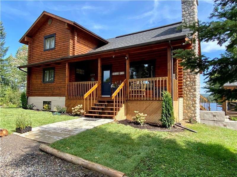 Chalet au bord de l'eau à 2 heures d'Ottawa – Quai privé, Spa, Kayaks Inclus & Salle de Jeux -9 pers