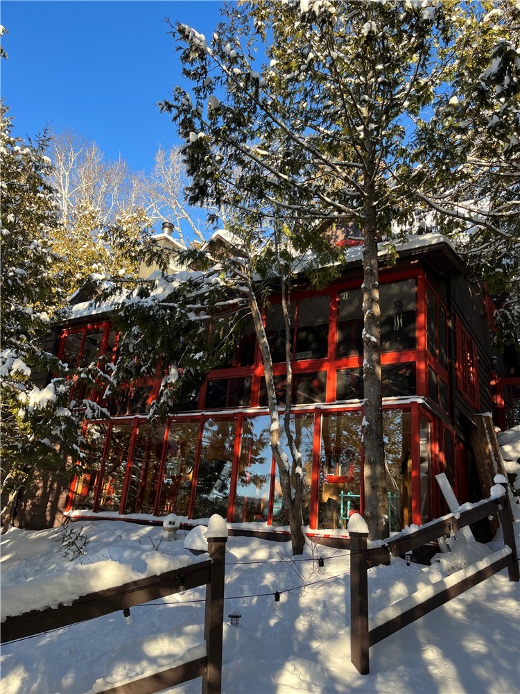 chalet style Airbnb by the lake