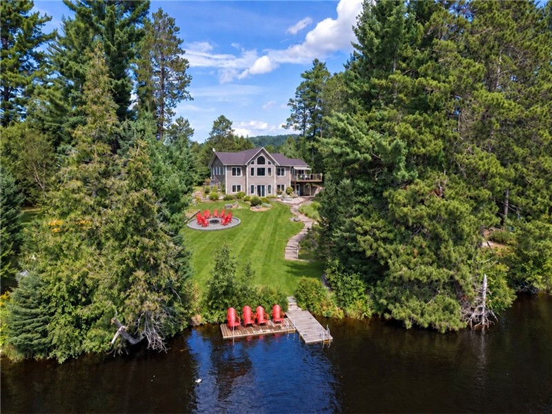 The Rapids Retreat – Riverfront Cottage with Hot Tub & Games Room