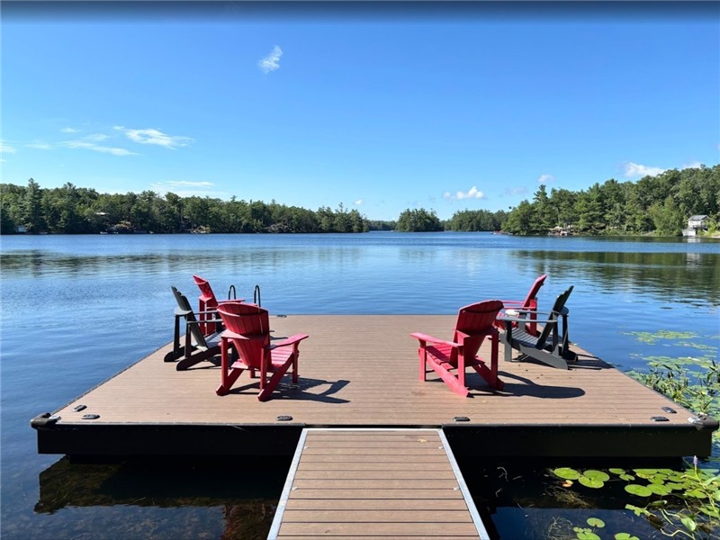 Beautiful 5-Bedroom Waterfront Cottage on Kasshabog Lake