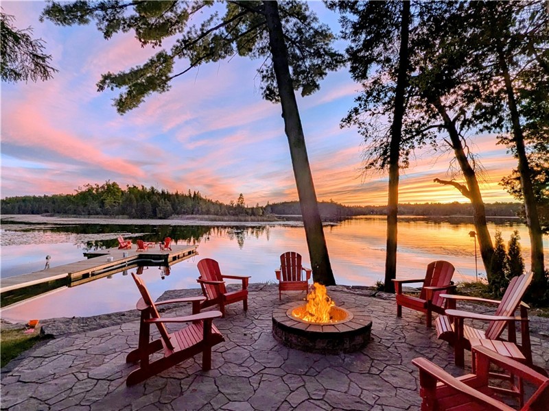 Spacious lakefront cottage + hot tub - The Cedar Loft