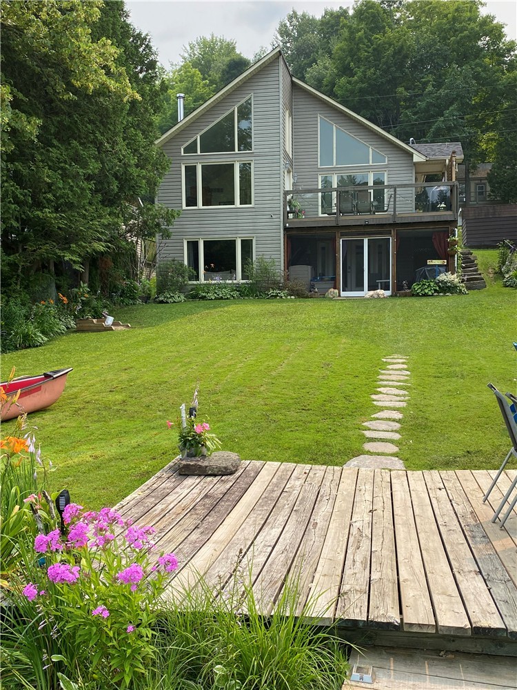 Beautiful Bright Lakefront 3+ BDR, 2 Bath Cottage on Pristine Skeleton Lake-3 C's-CLEAN,CALM,CLEAR!!