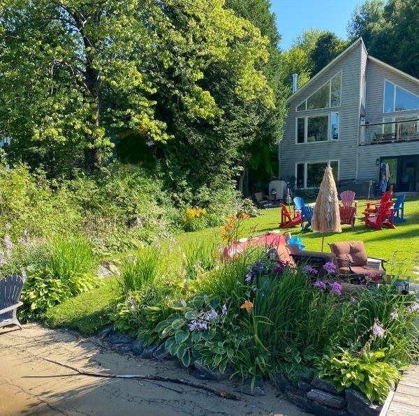 Beautiful Bright Lakefront 3+ BDR, 2 Bath Cottage on Pristine Skeleton Lake-3 C's-CLEAN,CALM,CLEAR!!