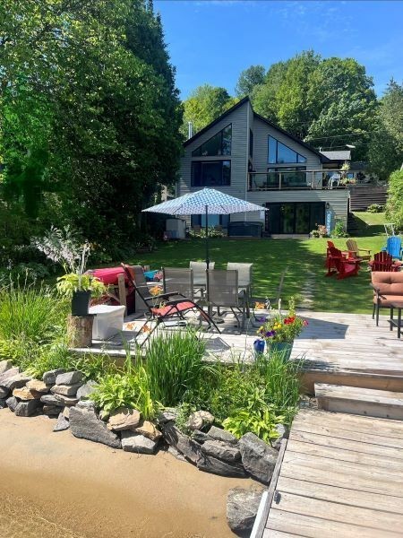 Beautiful Bright Lakefront 3+ BDR, 2 Bath Cottage on Pristine Skeleton Lake-3 C's-CLEAN,CALM,CLEAR!!