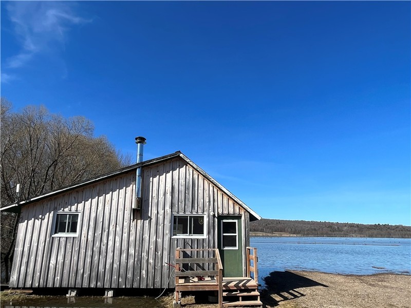 Quiet lake side cottage, boating, fishing, horseback riding ...