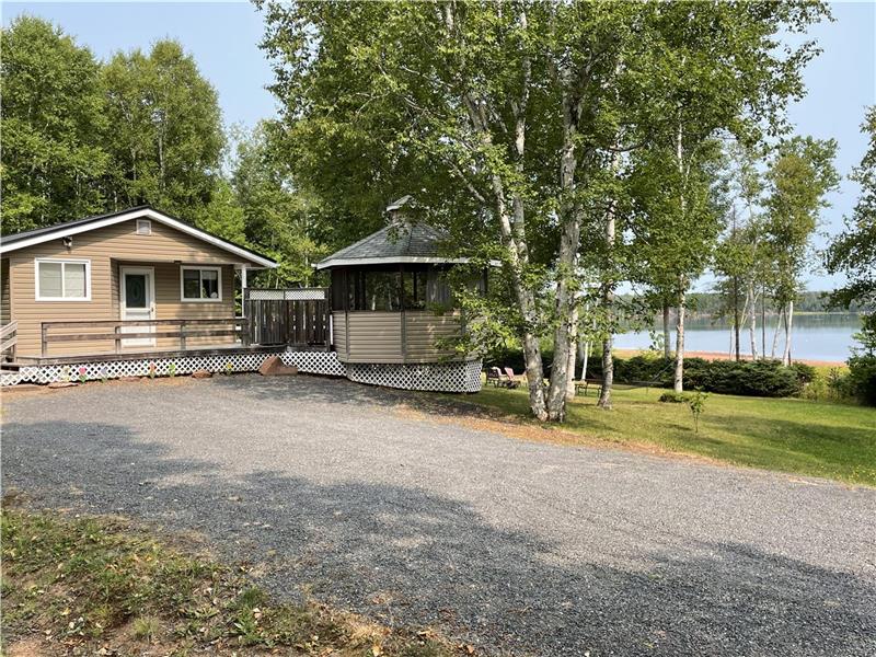 BRUDENELL ON THE RIVER COTTAGE, Sept$1495 kayaks,Canoë Gazebo Linge de maison Étapes menant au foyer