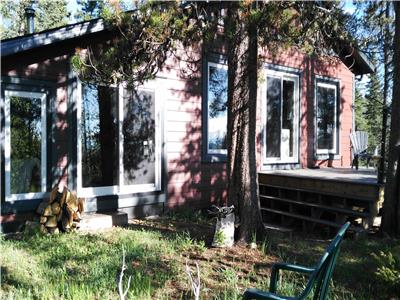 Private cabin in Foothills 1hour (80 km) from downtown Calgary on large acreage