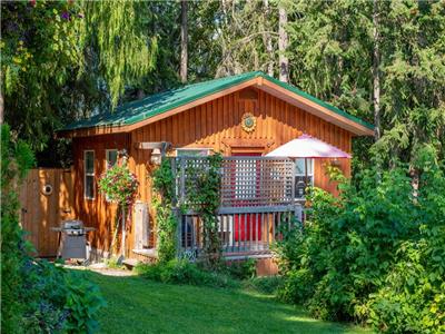 Pet Friendly Cozy Cottage for Two in the Kootenay Rockies close to Nelson (NO Pet fee)
