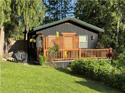 Pet-Friendly Cozy Cottage for Two in the Kootenay Rockies close to Nelson, NO Pet or Cleaning Fee