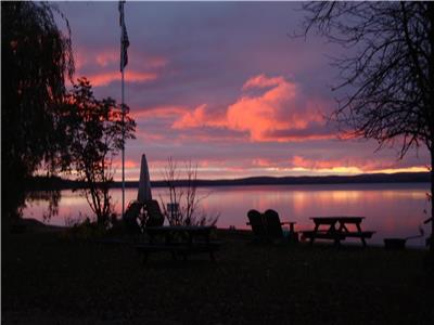 Waterfront Cottages on Golden Lake.Beautiful shallow entry, sandy beach , kayaks,paddleboats,canoes