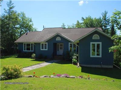 Big Bald Lake - Lakeside Cottage with the Luxuries of Home, Starlink Internet, Tesla Fast Charger