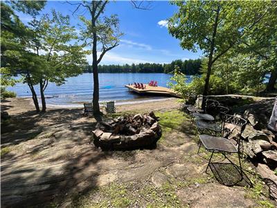 Beautiful Lakeside Cottage, 90min north of TO, close by golf courses, hiking, ski and snow trails