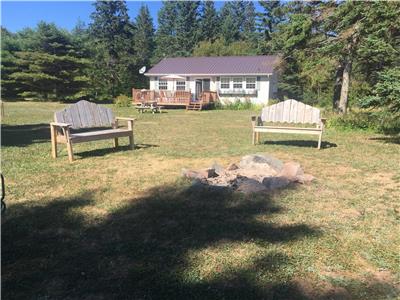 Available Aug 25-Sept 1 Watch YouTube video of property Private beach A/C Fire pit Kayaks 2 km-ferry