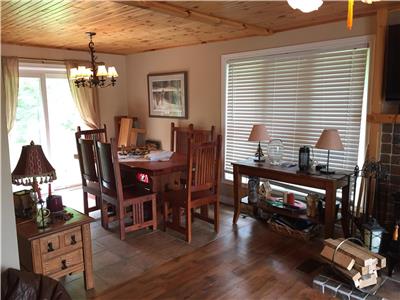 Cottage Rental in Bobcaygeon - Beautiful All Season Waterfront Family Cottage, Pigeon Lake Area.