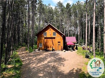 Boshkung Acres - Multiple accommodations with a large gathering space - One-of-a-kind getaway!