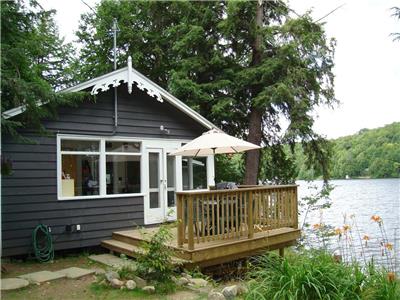 BAY LAKE COTTAGE, LARGE PRIVATE LOT, INTERNET, FAMILY FRIENDLY SANDY WATERFRONT, CLOSE TO HUNTSVILLE