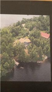 Redstone Lakes, Haliburton, 3 bedroom roomy cottage, 270' waterfront and toys