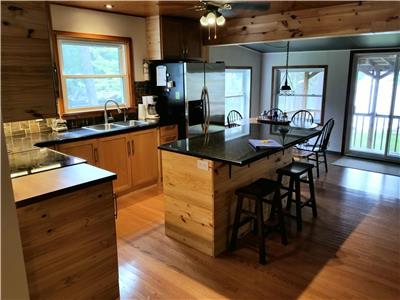 The Lake House - FISHING, BOATING, HIKING, SWIMMING, GOLFING AND MORE - Monday to Monday rentals