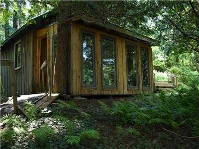 Cozy Kincardine Cabin - The Woodcarver's Studio