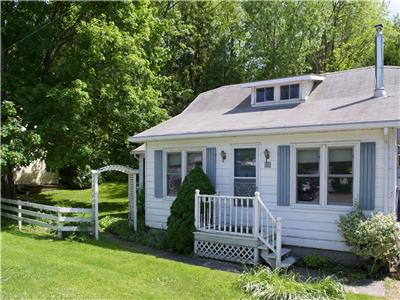 Bayfield Harbourfront Cottage: Beach Level: Sand, Water and Sailboats!