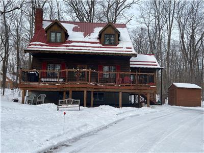 Mountainview Chalet cottage rental Calabogie  max 6 adults. 4 minutes from the Calabogie lake Beach