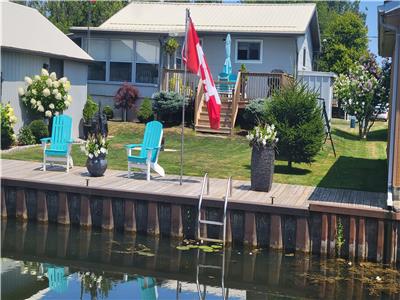 SANDPIPER COTTAGE, Long Point minutes to the Beach with Bay access! Booking for Summer 2025!