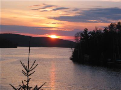 Beautiful Clear Lake, Sandy Beach, Sunsets, Western Exposure, Fast WiFI and Satellite TV, Sleeps 6!