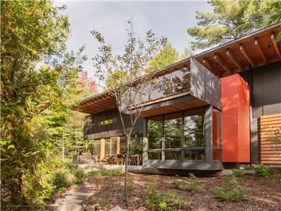 The Bear Stand: award-winning lakeside 4-season property on 99 acres w/private trails, hottub, sauna