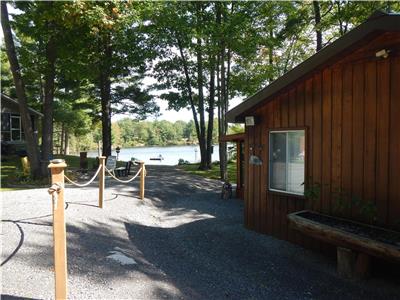 COZY CLEAN CABIN, GREAT SWIMMING WITH WALK IN SANDY BEACH