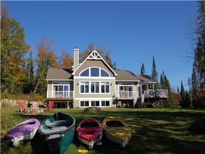 LAKEFRONT LUXURY - BIRCH POINT Private 5 Bdrm with SPA, Pet Friendly, Sleeps 16