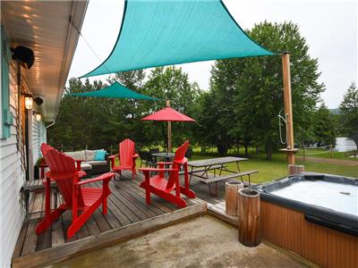 Mad River Waterfront Escape: Huge Private Dock, Hot Tub, Beach Volleyball, King Beds, Sleeps 8