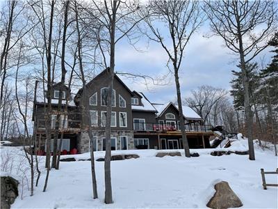 Barrett Chute Cottage and Ski Chalet, (Sleeps 12 Comfortably, Max 8 Adults)