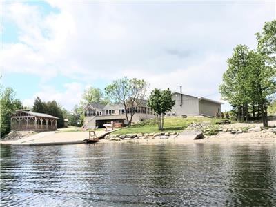 FRENCH RIVER 4 BDR WATERFRONT COTTAGE WITH HOT TUB