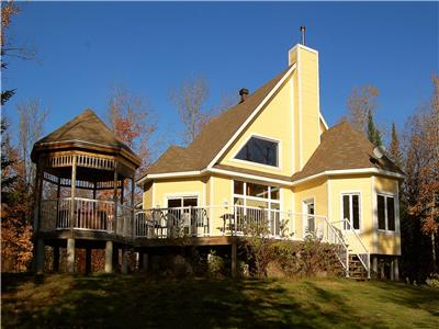 Large Lakefront Cottage with Hot tub - 15 personnes