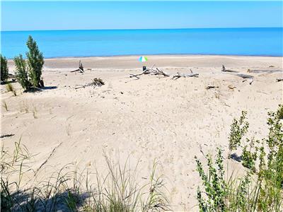 Lakefront cottage right on beautiful beach minutes walk to Grand Bend.