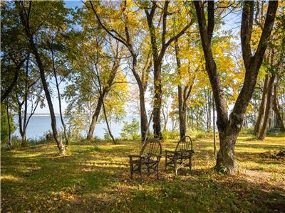 Beautiful Cedar House-Lake frontage on 2 Acres Facing Elk Island in Victoria Beach (Non-stricted)